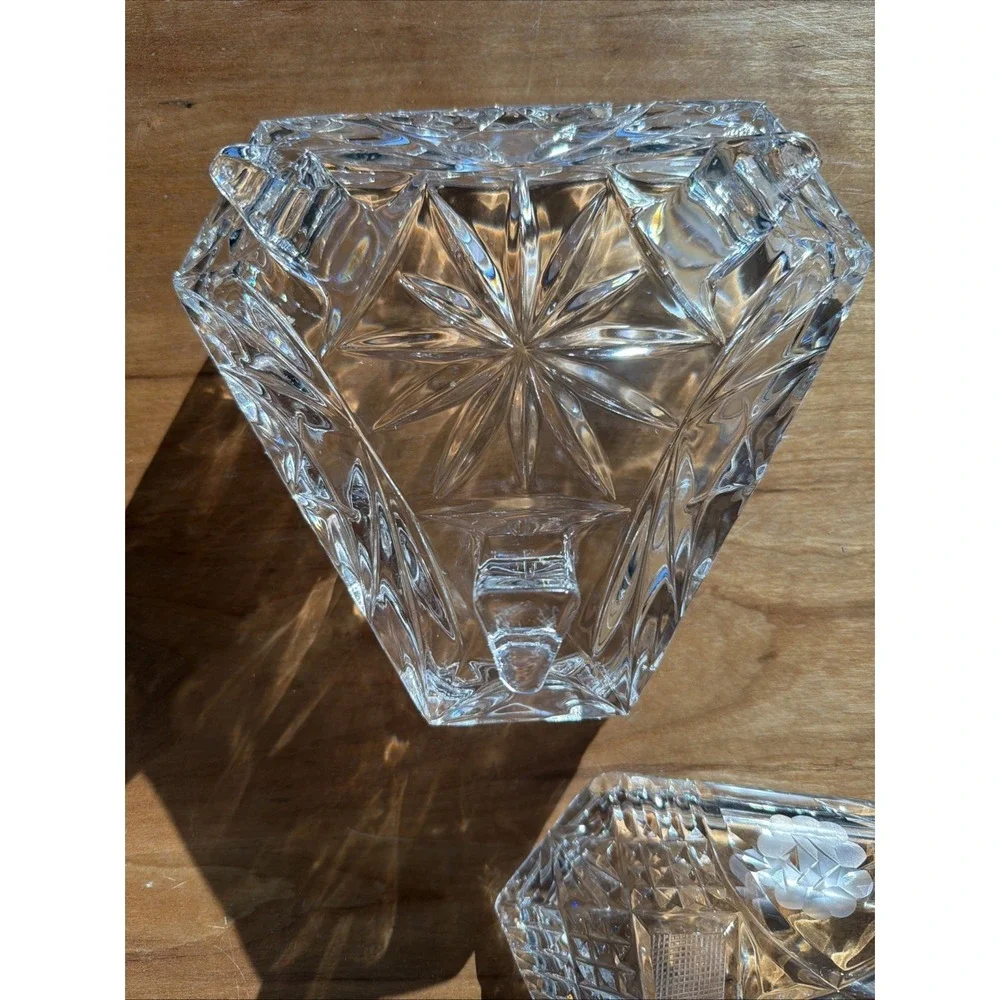 VINTAGE HEAVY PRESSED Crystal GLASS‎ TRIANGLE CANDY DISH WITH LID AND FINIAL TOP